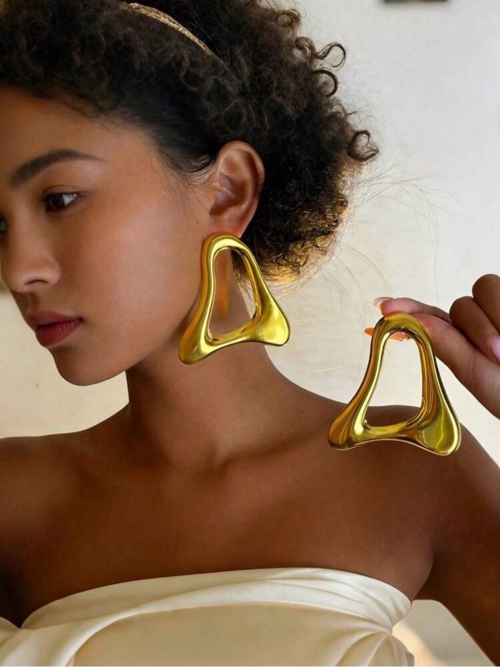 New Arrivals! Statement Gold - Tone Sculptural Drop Earrings . - Picture 2 of 4